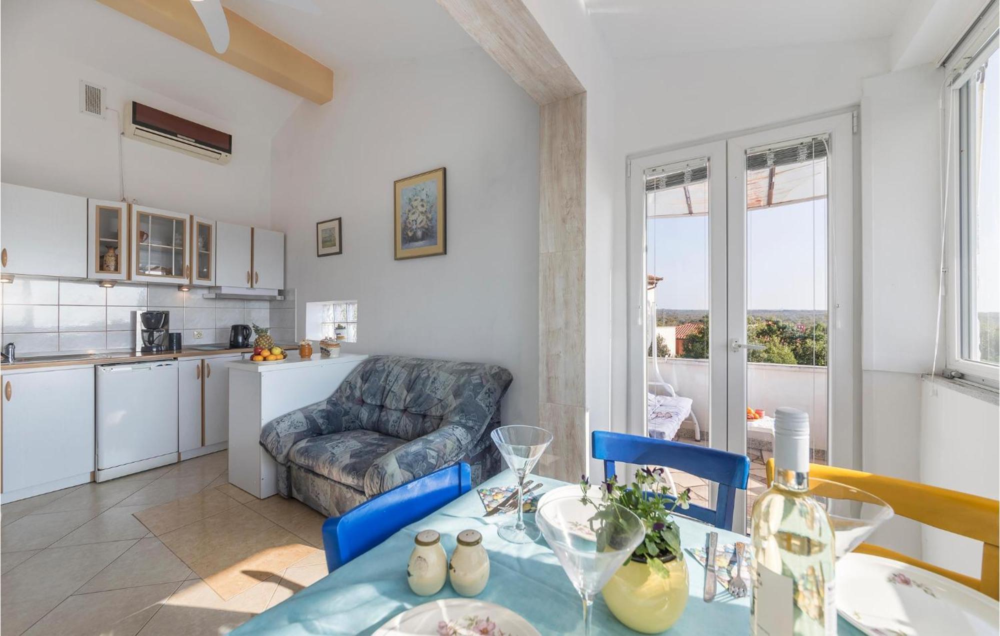Beautiful Apartment In Barbariga With Kitchen Екстериор снимка