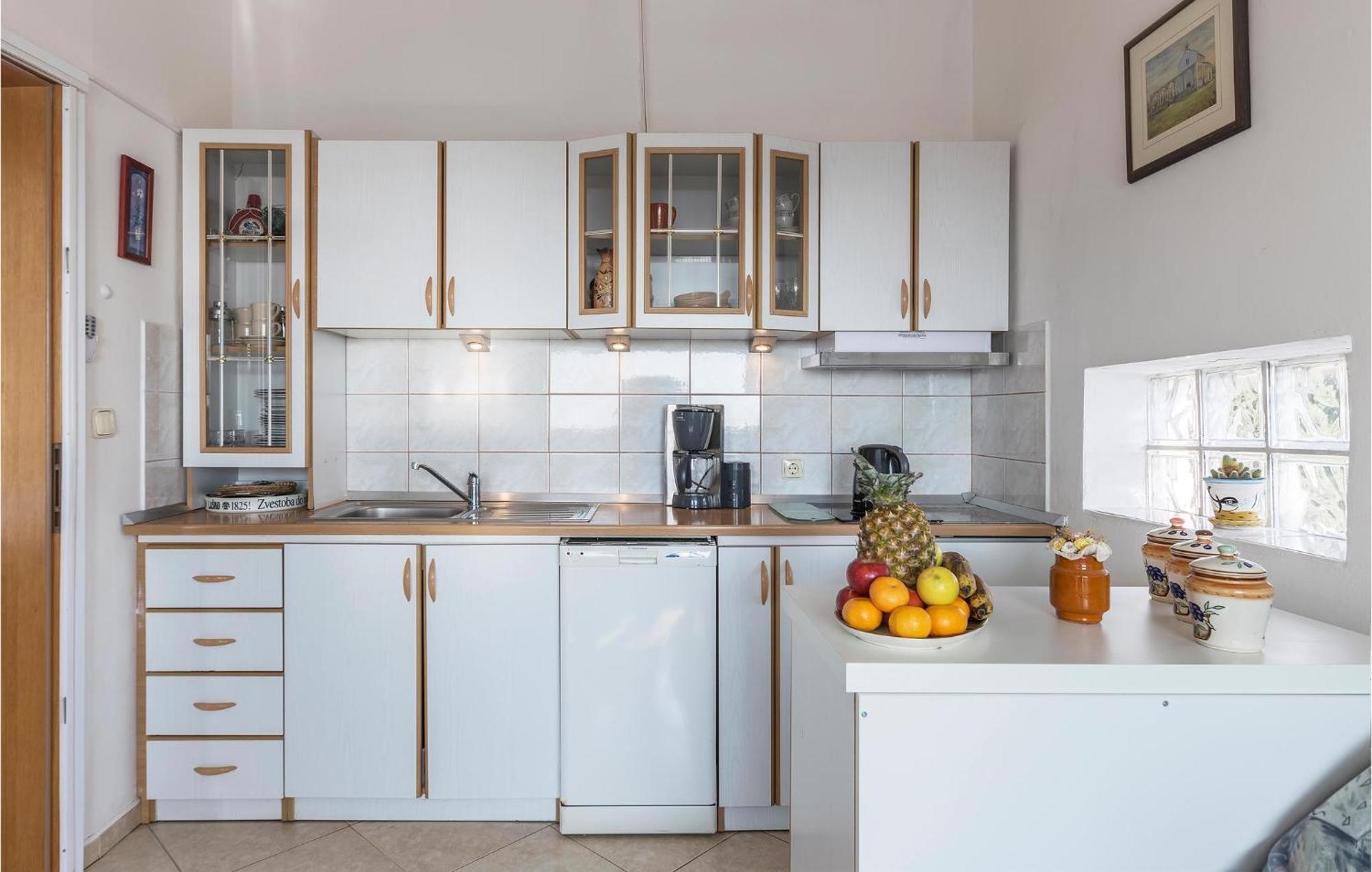 Beautiful Apartment In Barbariga With Kitchen Екстериор снимка